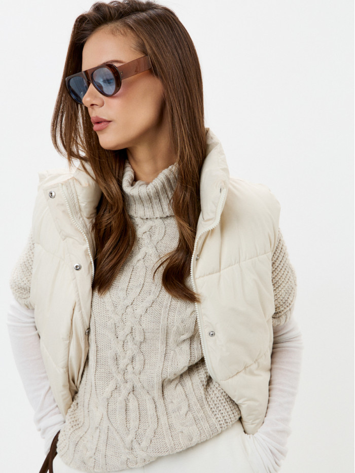 Жилет теплый со спущенным рукавом светло-бежевого цвета ВТД-53