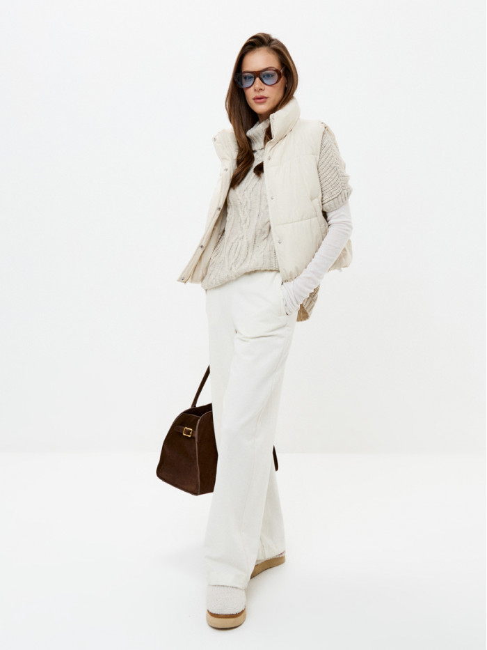 Жилет теплый со спущенным рукавом светло-бежевого цвета ВТД-53