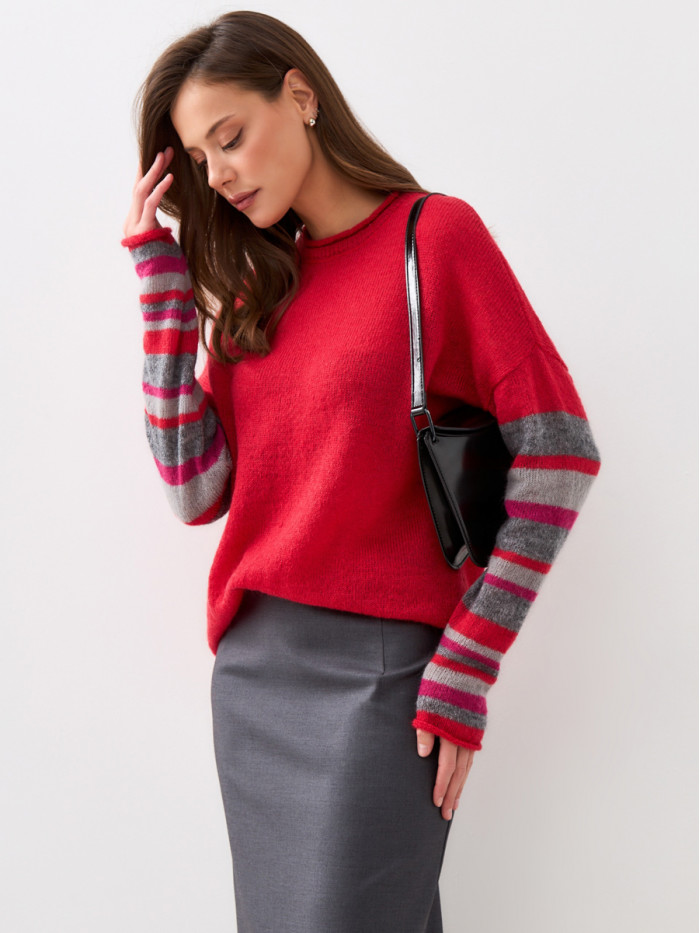 Легкий женский джемпер с полосатыми рукавами красного цвета ВТД-61