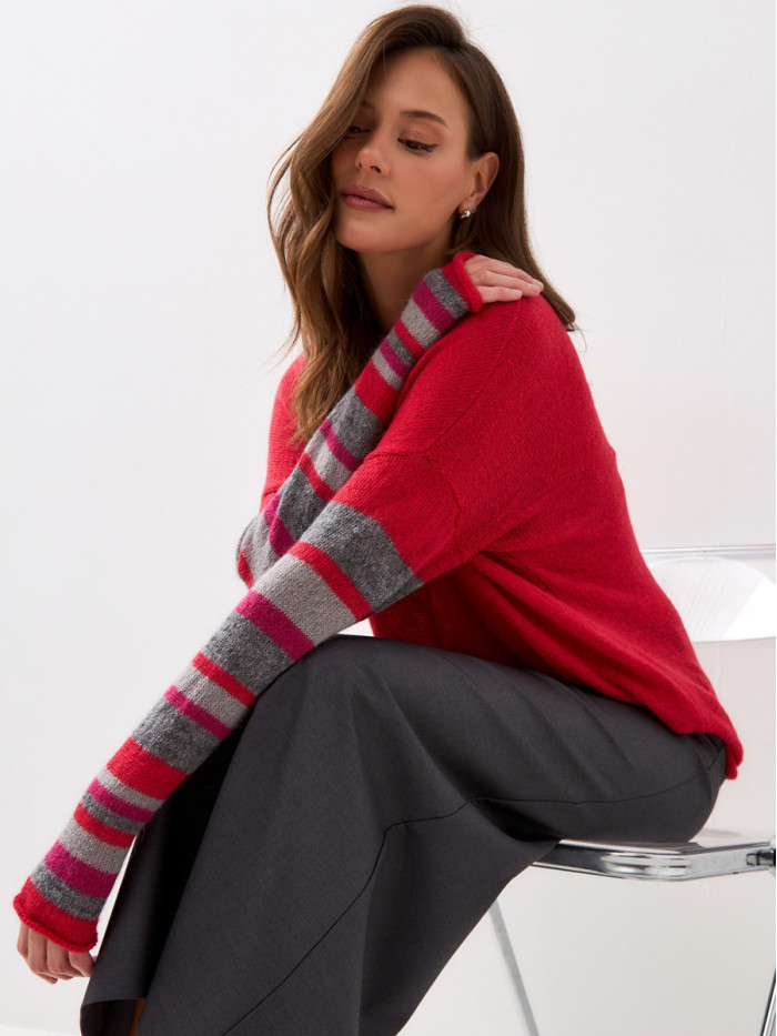 Легкий женский джемпер с полосатыми рукавами красного цвета ВТД-61