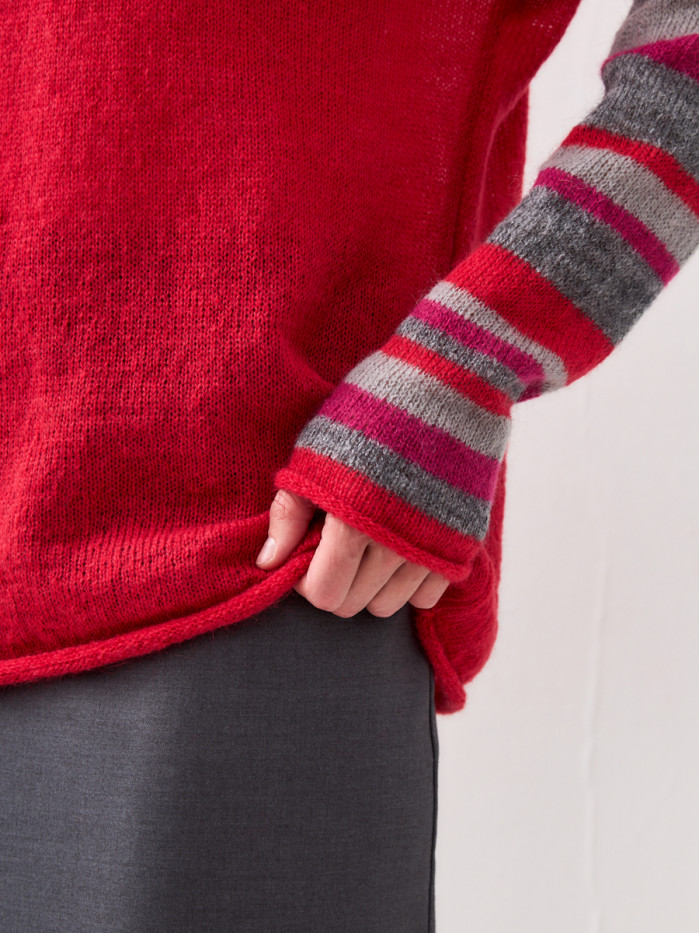 Легкий женский джемпер с полосатыми рукавами красного цвета ВТД-61