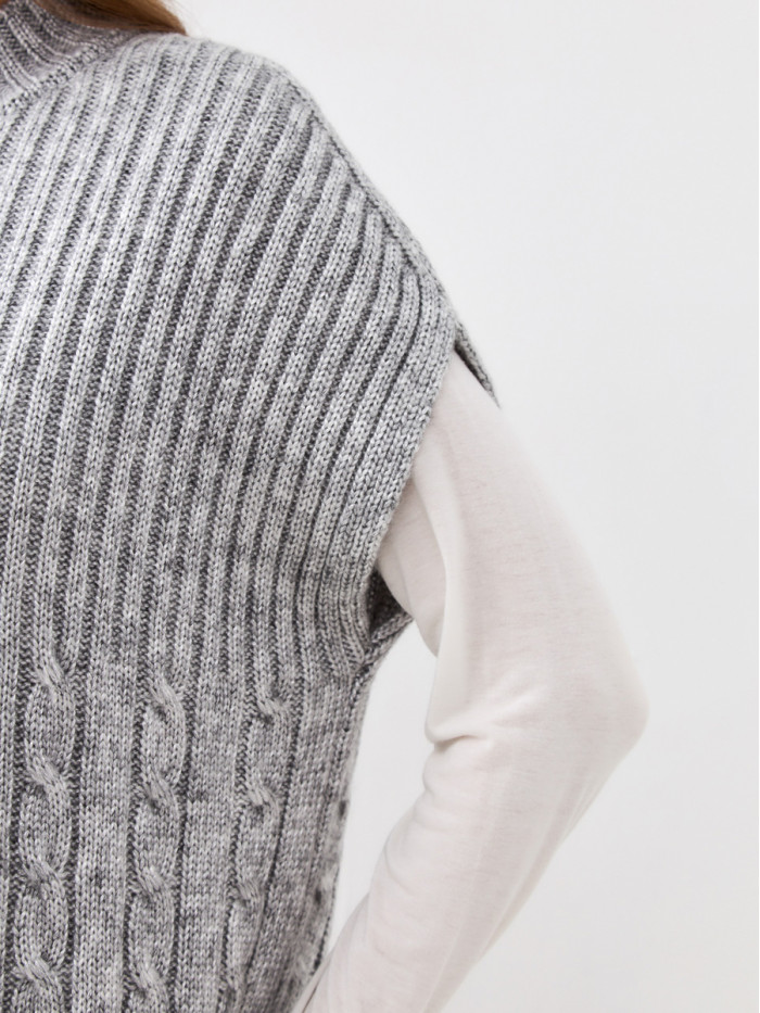 Теплый жилет светло-серого цвета ВТД-69