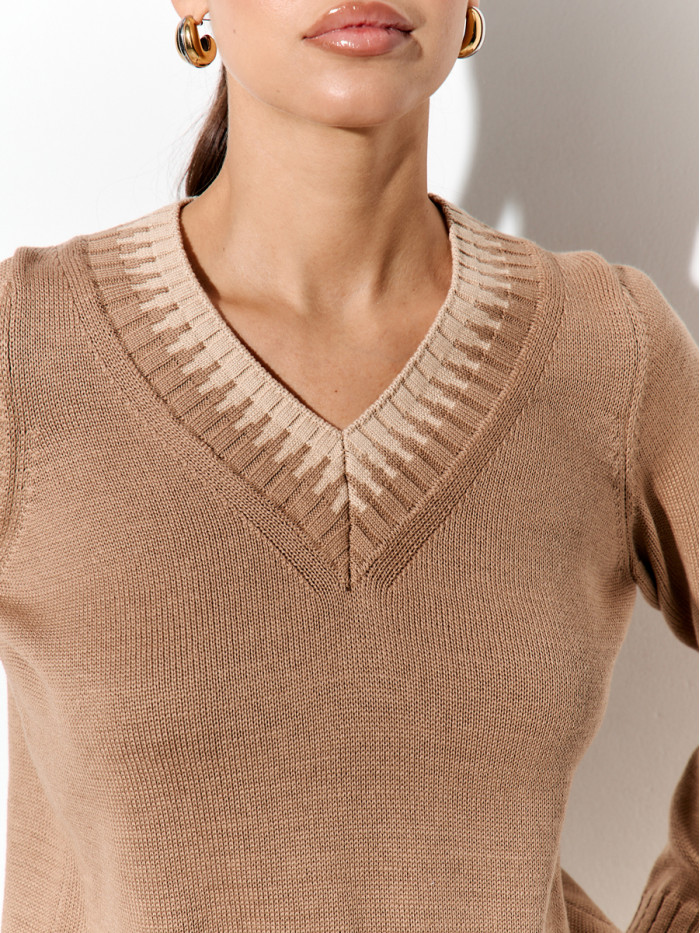 Джемпер с V-образным вырезом песочного-бежевого цвета ВТД-75