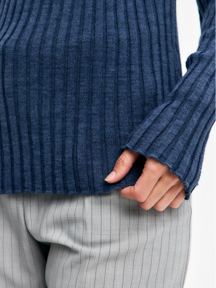 Тонкий джемпер с оригинальным воротником джинсового цвета ВТД-76