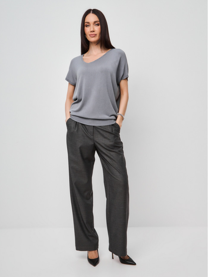 Летний джемпер с ассиметричный вырезом серого цвета ВТЛ-73