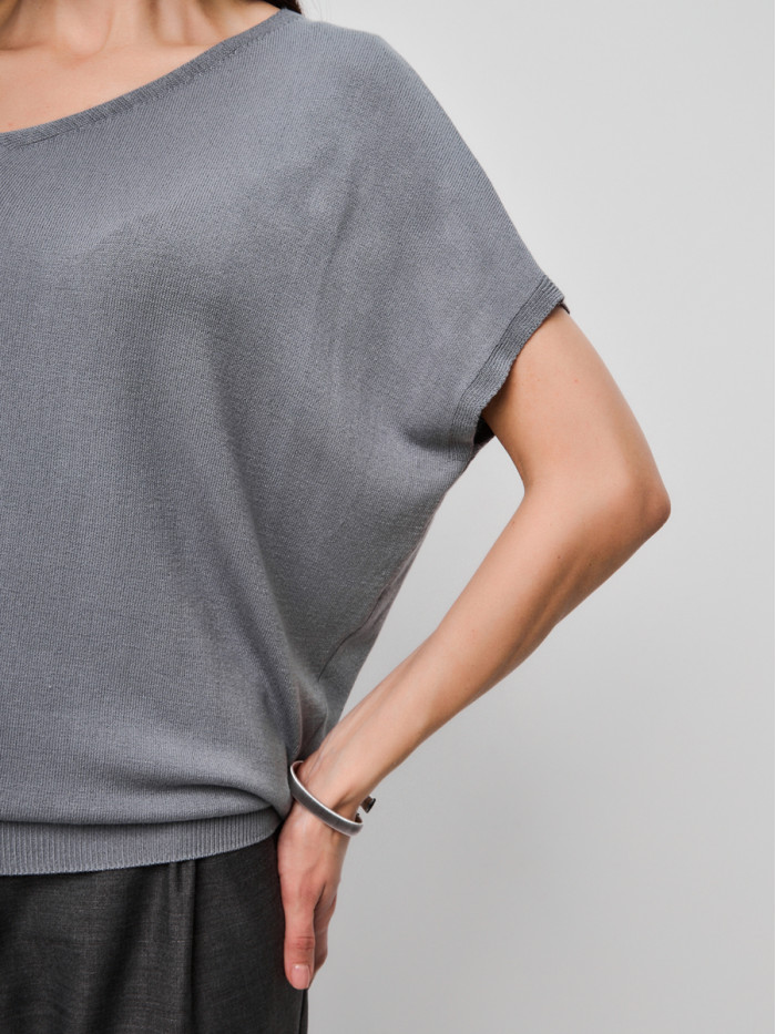 Летний джемпер с ассиметричный вырезом серого цвета ВТЛ-73